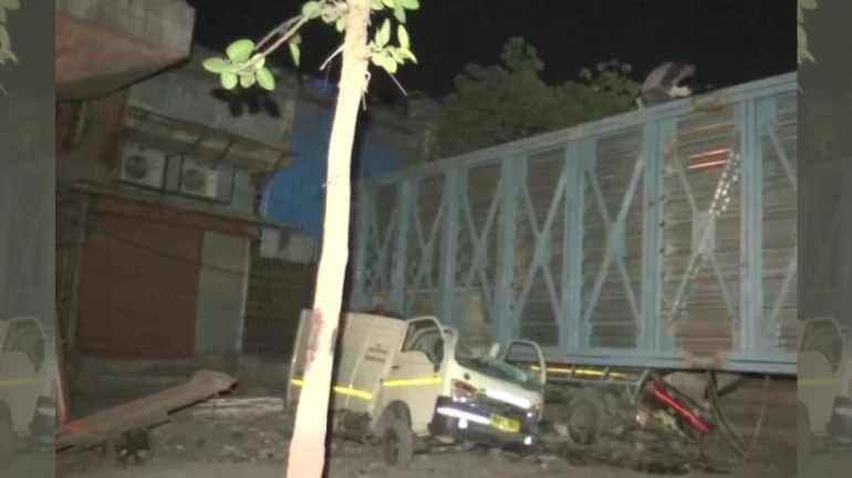 मानखुर्द इलाके में निर्माणाधीन फुटओवर ब्रिज गिरा मानखुर्द इलाके में निर्माणाधीन फुटओवर ब्रिज गिरा