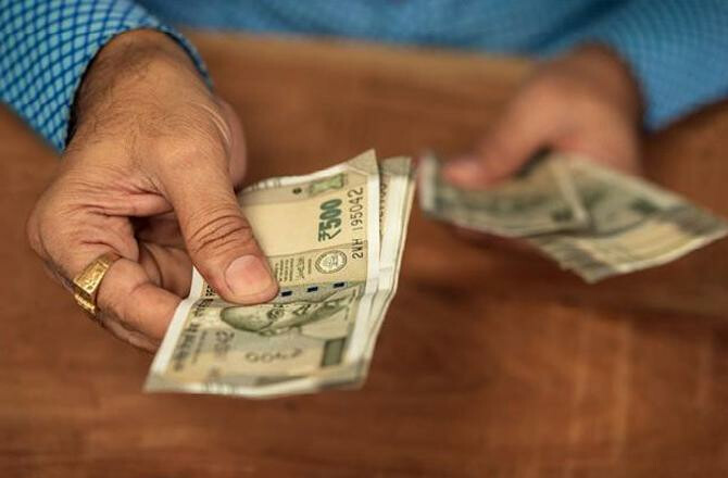 बीएमसी अधिकारी रिश्वत लेते रंगे हाथ गिरफ्तार