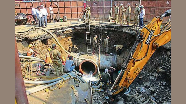मेट्रो काम के चलते पहले भी कई बार फूट चुकी है पानी की पाइप मेट्रो काम के चलते पहले भी कई बार फूट चुकी है पानी की पाइप