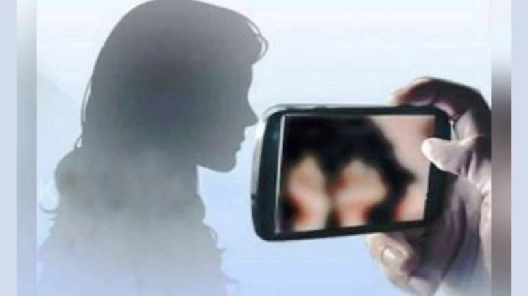 ट्रायल रुम में मिला छुपा कैमरा , पुलिस ने आरोपी को किया गिरफ्तार ट्रायल रुम में मिला छुपा कैमरा , पुलिस ने आरोपी को किया गिरफ्तार