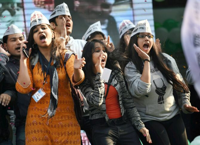 ‘आप’च्या मुंबई कार्यालयातही जल्लोष, विजयाच्या हॅटट्रीकमुळे कार्यकर्ते खूष