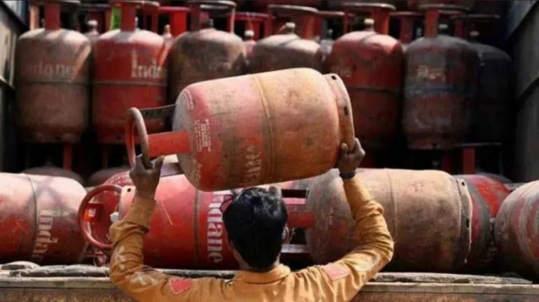 आता वर्षाकाठी केवळ 15 तर महिन्याला मिळणार दोनच LPG सिलेंडर आता वर्षाकाठी केवळ 15 तर महिन्याला मिळणार दोनच LPG सिलेंडर