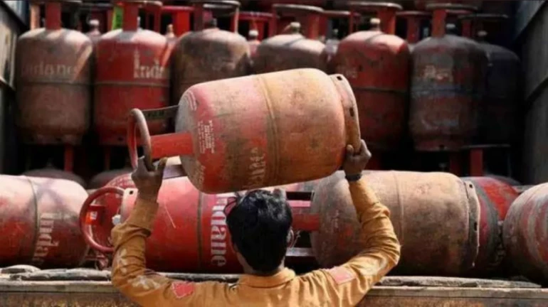 घरगुती एलपीजी सिलेंडर 200 रुपयांनी स्वस्त, 'या' योजना धारकांना होणार फायदा घरगुती एलपीजी सिलेंडर 200 रुपयांनी स्वस्त, 'या' योजना धारकांना होणार फायदा