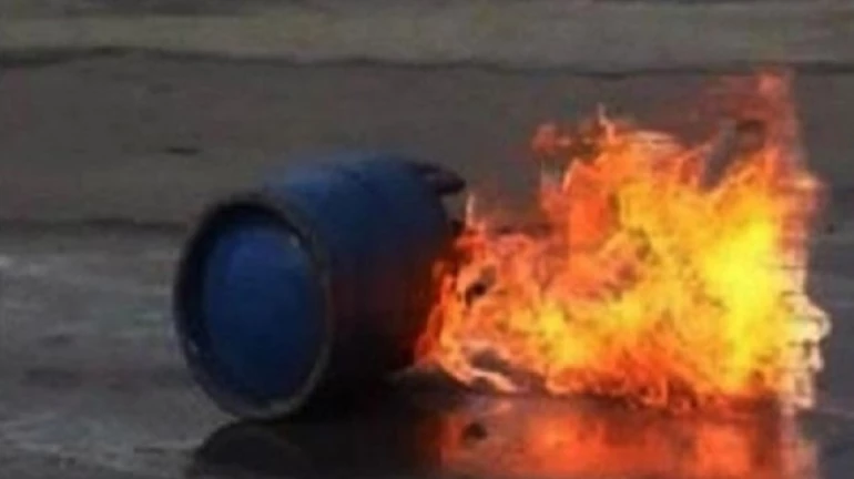 कांदिवलीत सिलेंडरचा स्फोट, भीषण आगीत ९ जण होरपळले कांदिवलीत सिलेंडरचा स्फोट, भीषण आगीत ९ जण होरपळले