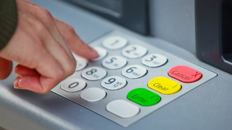 ATM च्या वापरावर मोजावे लागू शकतात जादा शुल्क ATM च्या वापरावर मोजावे लागू शकतात जादा शुल्क