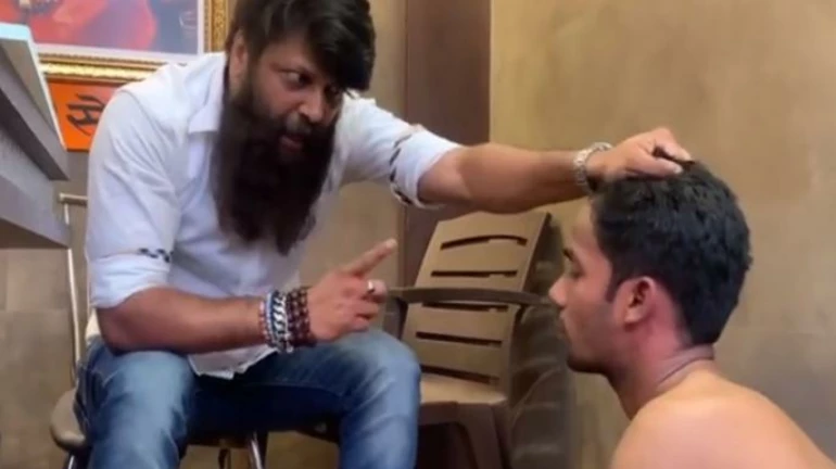 चुकीला माफी नाही म्हणत छेड काढणाऱ्याला नितीन नांदगावकरांनी दिला चोप चुकीला माफी नाही म्हणत छेड काढणाऱ्याला नितीन नांदगावकरांनी दिला चोप