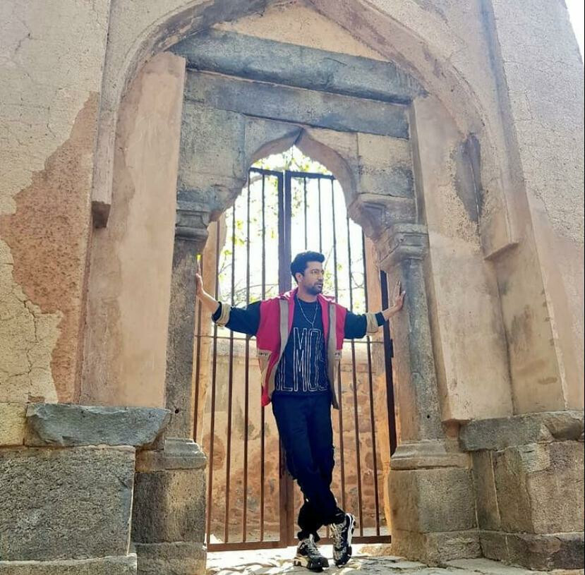 भूतिया महल 'भूलि भटियारी' पहुंचे विकी कौशल