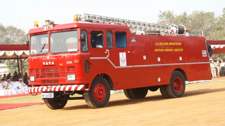 मुंबई : दहिसर में लगी आग मुंबई : दहिसर में लगी आग