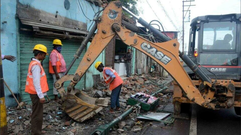 एलबीएस मार्ग होणार १०० फुटांचा, ७९ बांधकामं पाडली एलबीएस मार्ग होणार १०० फुटांचा, ७९ बांधकामं पाडली