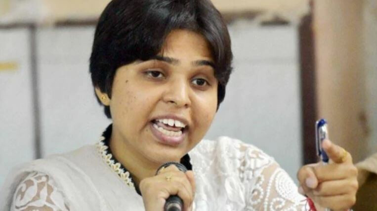 नाहीतर, मुख्यमंत्र्यांना कोंडून ठेवू, तृप्ती देसाईंचा इशारा