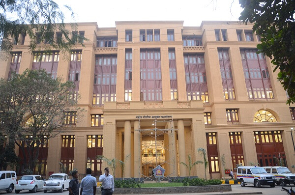 कुख्यात गुंडाला या पोलिस अधिकाऱ्याने दिलं अभय