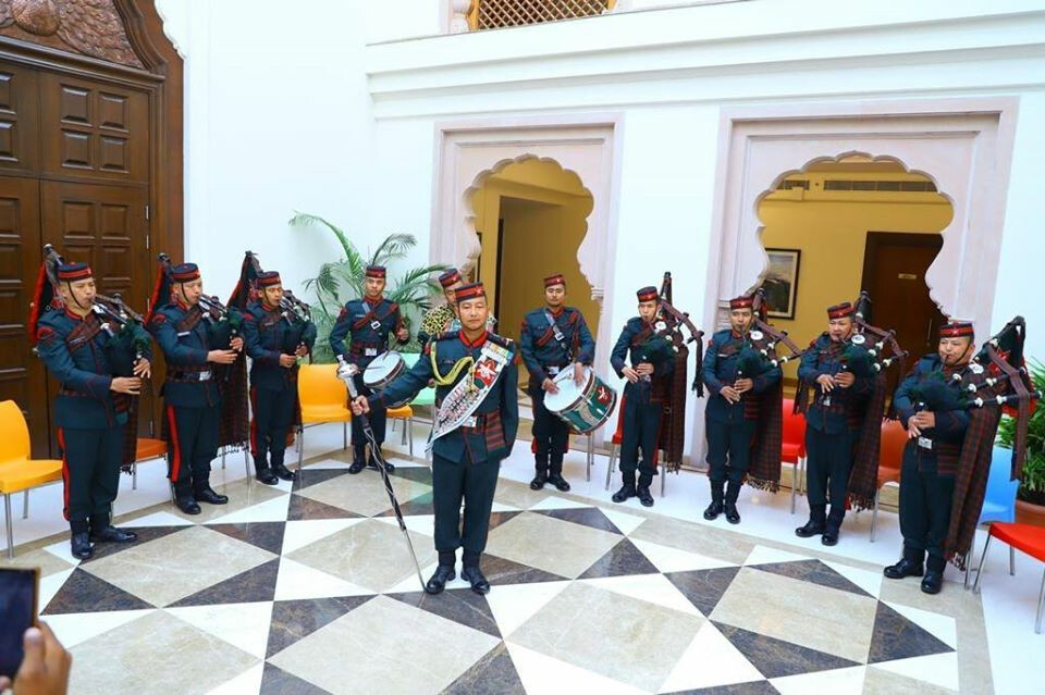 महाराष्ट्र सदनात धक्काबुक्की, ‘त्या’ अधिकाऱ्यांचं निलंबन