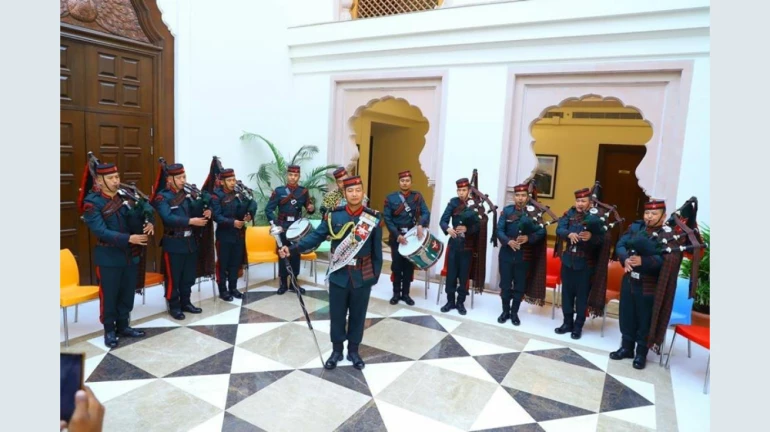 महाराष्ट्र सदनात धक्काबुक्की, ‘त्या’ अधिकाऱ्यांचं निलंबन महाराष्ट्र सदनात धक्काबुक्की, ‘त्या’ अधिकाऱ्यांचं निलंबन