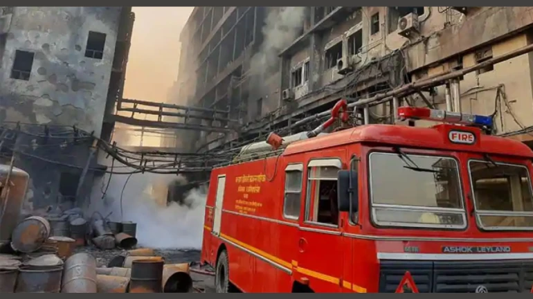 दादर के कपड़ा मार्केट में लगी आग दादर के कपड़ा मार्केट में लगी आग