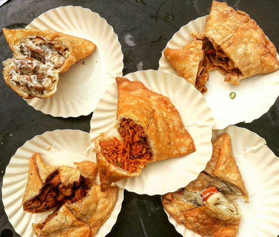 अंडा समोसा ते चॉकलेट समोसा, इथं मिळतात हटके समोसे, नक्की ट्राय करा
