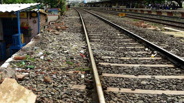 मोटरमनमुळं वाचला 'त्या' तरुणाचा जीव मोटरमनमुळं वाचला 'त्या' तरुणाचा जीव