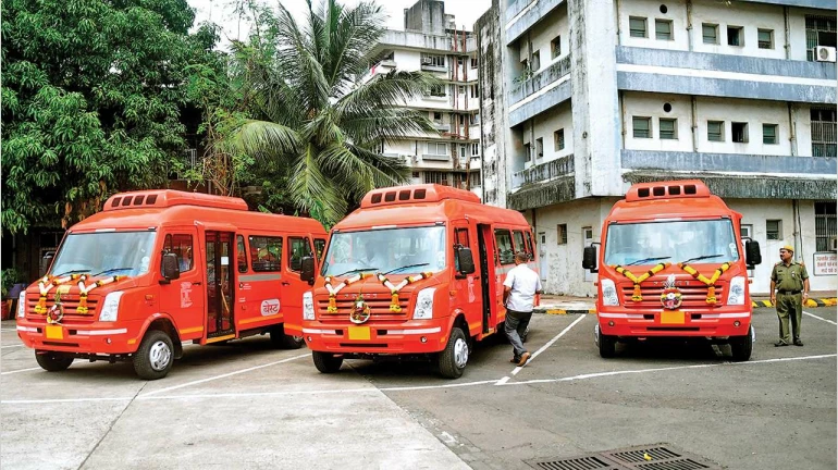 Mumbai: Over 60 minibuses run on wet lease by BEST stayed off roads Mumbai: Over 60 minibuses run on wet lease by BEST stayed off roads