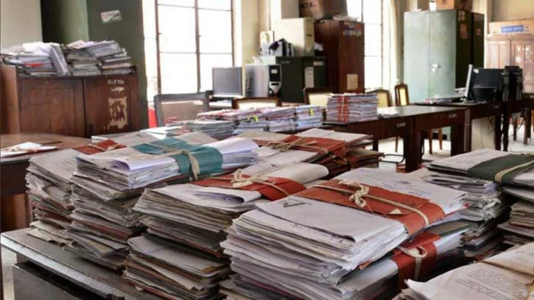 १० टक्के शासकीय कर्मचाऱ्यांची उपस्थिती अनिवार्य १० टक्के शासकीय कर्मचाऱ्यांची उपस्थिती अनिवार्य