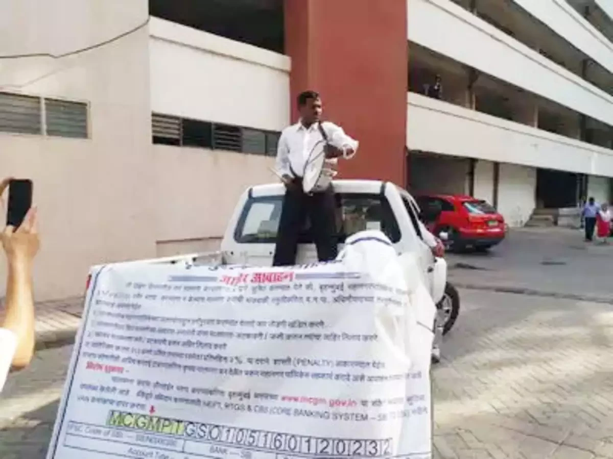 कर बुडव्यांच्या घरांसमोर पालिकेने वाजवले ढोलताशे