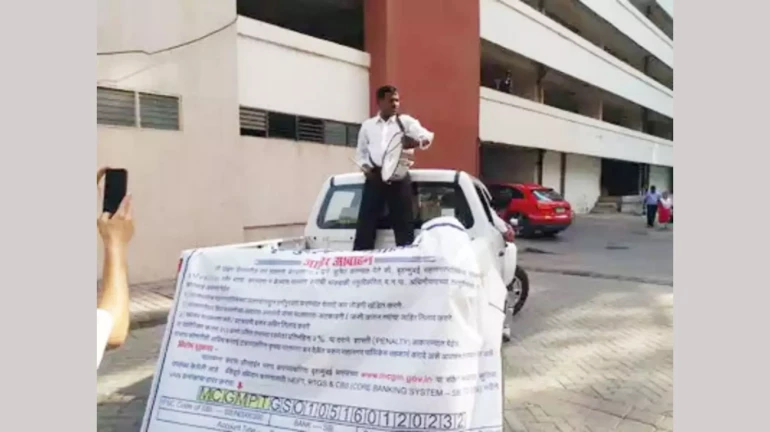 कर बुडव्यांच्या घरांसमोर पालिकेने वाजवले ढोलताशे कर बुडव्यांच्या घरांसमोर पालिकेने वाजवले ढोलताशे