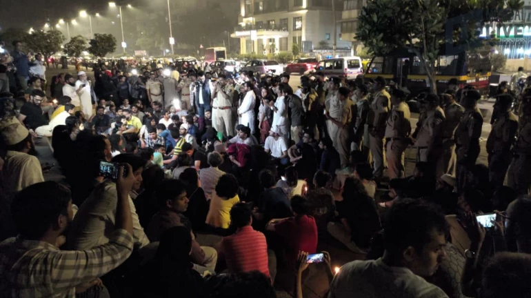 दिल्ली में CAA विरोध के दौरान भड़की हिंसा, मुंबई में भी सुरक्षा बढ़ाई गई