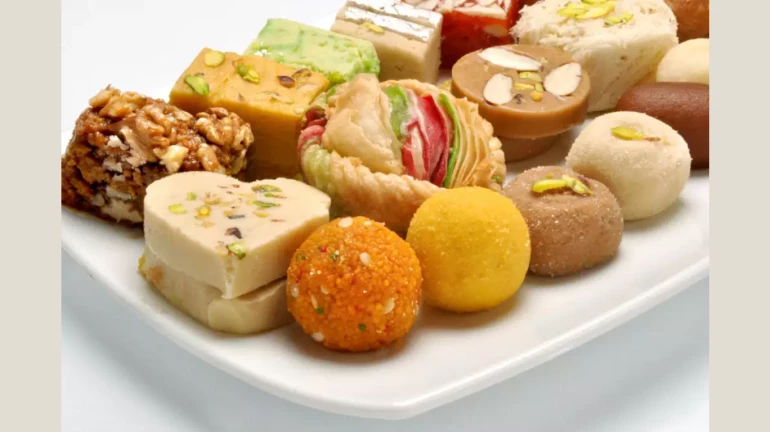 मिठाईवर उत्पादन तारखेसह मुदत संपण्याचा कालावधी बंधनकारक मिठाईवर उत्पादन तारखेसह मुदत संपण्याचा कालावधी बंधनकारक