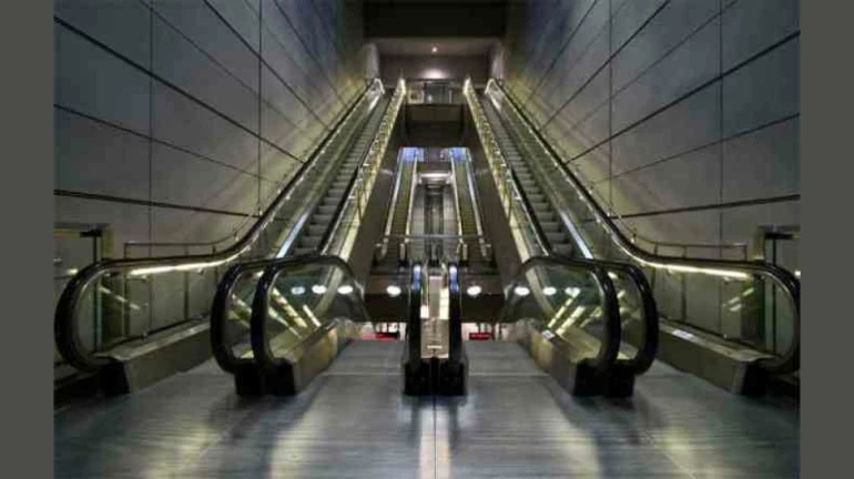 मॉलमधील एस्केलेटरमध्ये चिमुकल्याची तीन बोटं तुटली मॉलमधील एस्केलेटरमध्ये चिमुकल्याची तीन बोटं तुटली