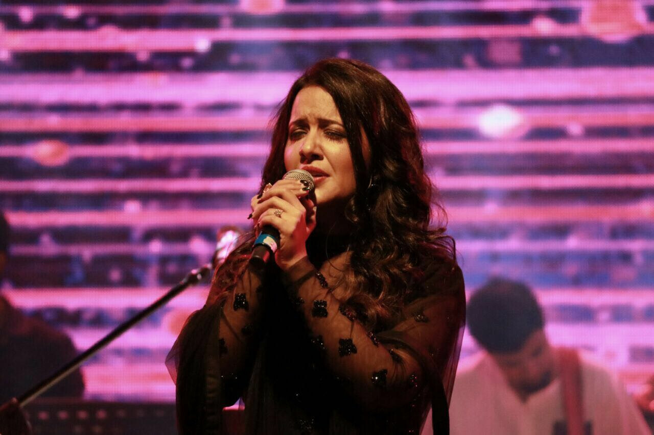 आदित्य ठाकरेंनी तुमच्यासारखा गायनाचा छंद जोपासला नाही, शिवसेनेचा अमृता फडणवीसांना टोला