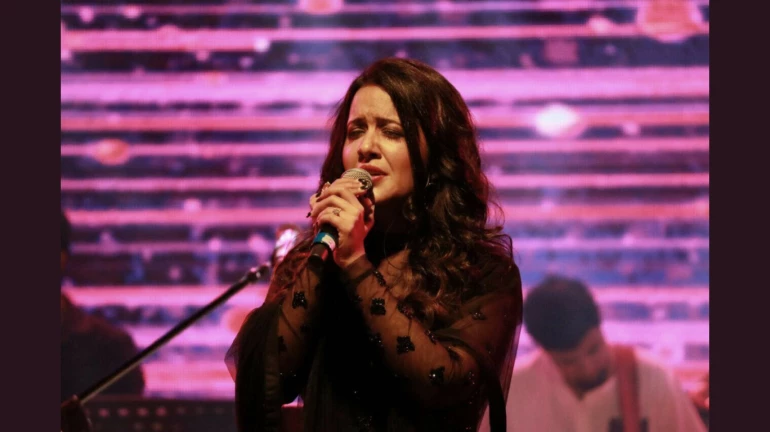 आदित्य ठाकरेंनी तुमच्यासारखा गायनाचा छंद जोपासला नाही, शिवसेनेचा अमृता फडणवीसांना टोला आदित्य ठाकरेंनी तुमच्यासारखा गायनाचा छंद जोपासला नाही, शिवसेनेचा अमृता फडणवीसांना टोला