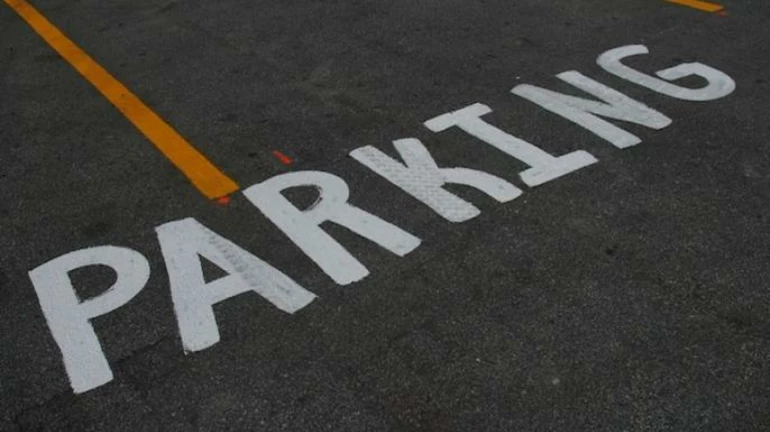 मुंबईतील 'या' रस्त्यावर ३ महिने पार्किंगबंदी मुंबईतील 'या' रस्त्यावर ३ महिने पार्किंगबंदी
