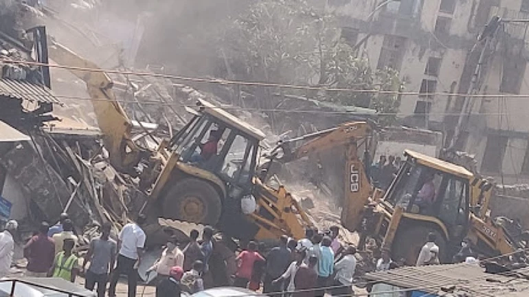 एलबीएस मार्गावरील अतिक्रमणांवर पुन्हा कारवाईचा धडाका एलबीएस मार्गावरील अतिक्रमणांवर पुन्हा कारवाईचा धडाका