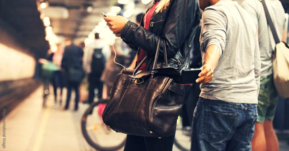 मुंबईत लोकल ट्रेनमध्ये रोज ७० ते ८० मोबाइल चोरीला