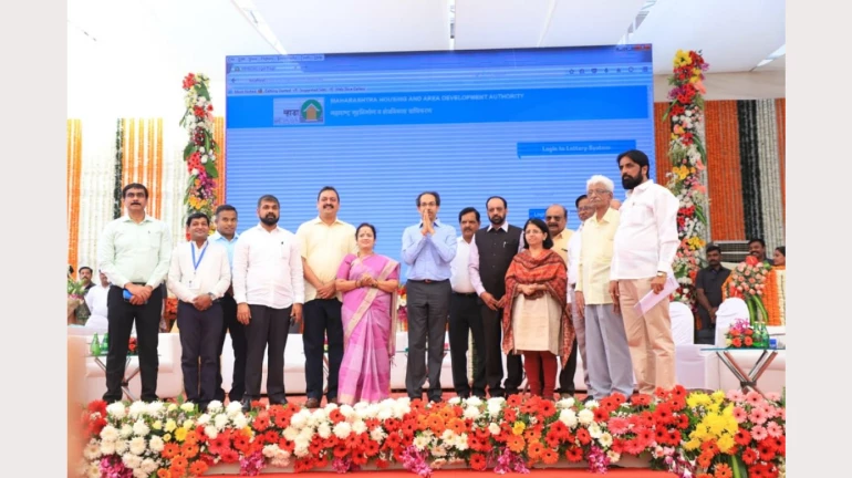 १८ नव्हे ९ लाख, गिरणी कामगारांच्या घरांची किंमत मुख्यमंत्र्यांनी केली कमी १८ नव्हे ९ लाख, गिरणी कामगारांच्या घरांची किंमत मुख्यमंत्र्यांनी केली कमी