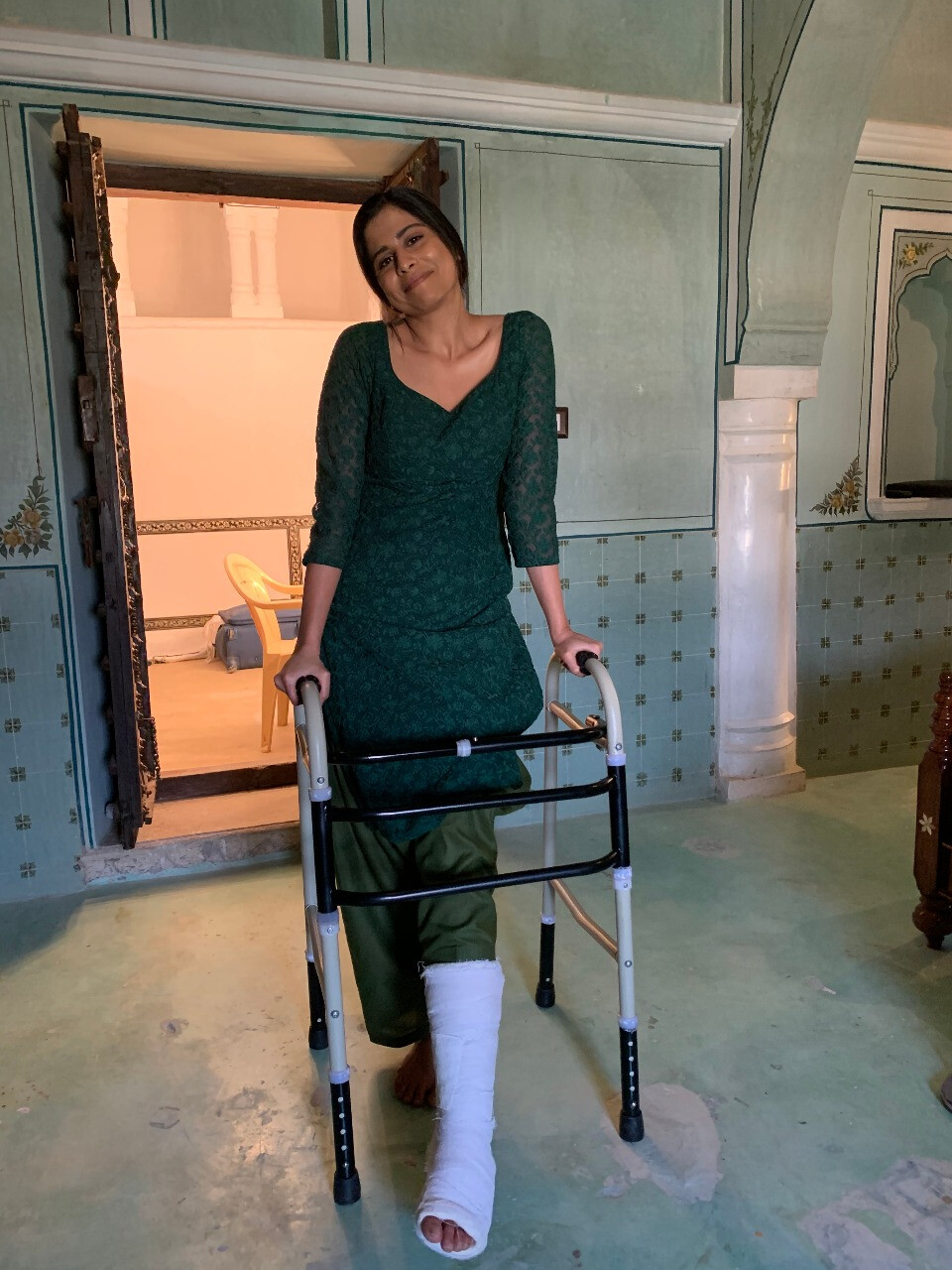 कृति सेनन के साथ 'मिमी' की शूटिंग करते वक्त सई ताम्हणकर का पैर हुआ फैक्चर, फिर भी की शूटिंग पूरी