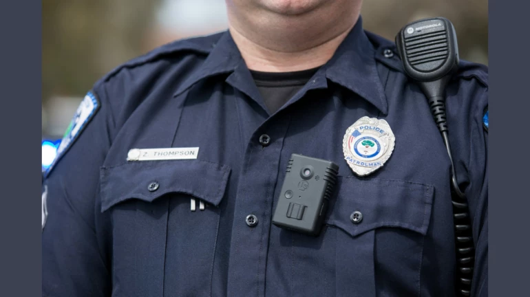 मुंबई पोलिसांच्या शरीरावर बसवणार कॅमेरे मुंबई पोलिसांच्या शरीरावर बसवणार कॅमेरे