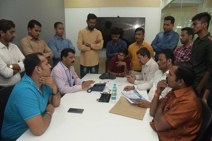 मुंबई में जॉब के लिए हरियाणा में इंटरव्यूह, युवा सेना के जताया विरोध