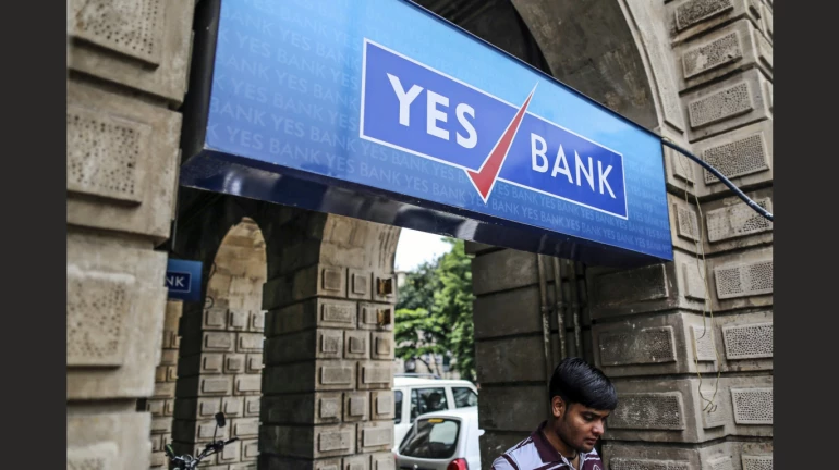 येस बँकेतील ग्राहकांना दिलासा, बॅकेवरील निर्बंध दूर येस बँकेतील ग्राहकांना दिलासा, बॅकेवरील निर्बंध दूर