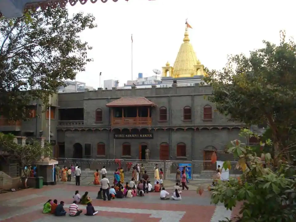 कोरोना व्हायरस: साई बाबांच्या दर्शनासाठी शिर्डीत भक्तांची गर्दी कमी