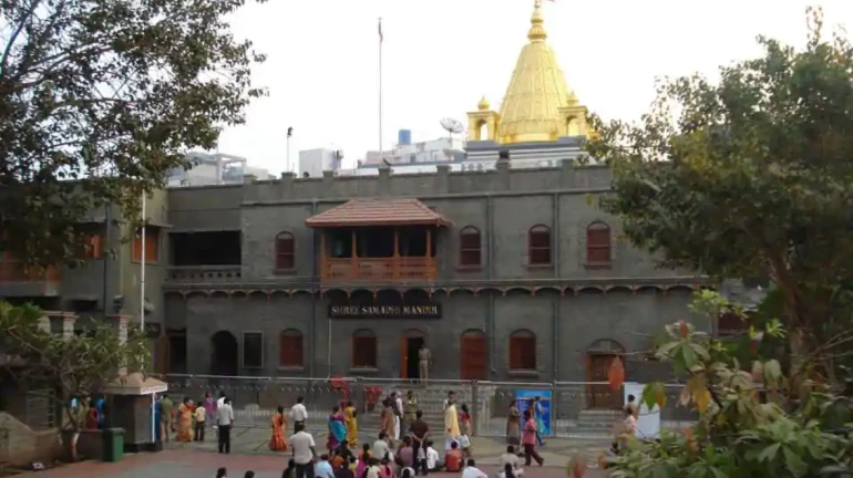 कोरोना व्हायरस: साई बाबांच्या दर्शनासाठी शिर्डीत भक्तांची गर्दी कमी कोरोना व्हायरस: साई बाबांच्या दर्शनासाठी शिर्डीत भक्तांची गर्दी कमी