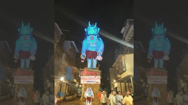 वर्ली में जलाया गया कोरोनासुर का पुतला वर्ली में जलाया गया कोरोनासुर का पुतला