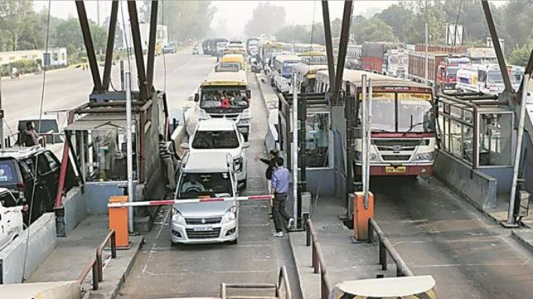 मुंबईच्या वेशीवर आणि शहरात वाहनांची गर्दी वाढली मुंबईच्या वेशीवर आणि शहरात वाहनांची गर्दी वाढली