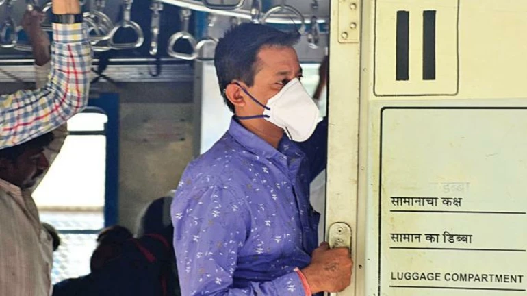 मुंबईत रेल्वे एक्स्प्रेसनं दाखल होणाऱ्या प्रवाशांची तपासणी नाही मुंबईत रेल्वे एक्स्प्रेसनं दाखल होणाऱ्या प्रवाशांची तपासणी नाही