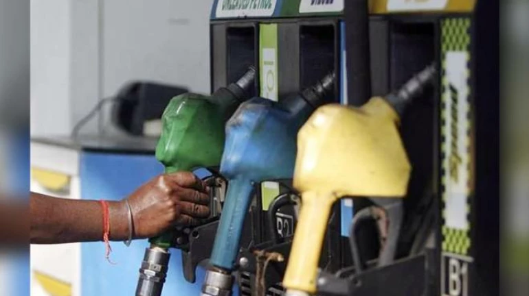 कच्चं तेल स्वस्त, पेट्रोल-डिझेलच्या किंमतीत घसरण कच्चं तेल स्वस्त, पेट्रोल-डिझेलच्या किंमतीत घसरण