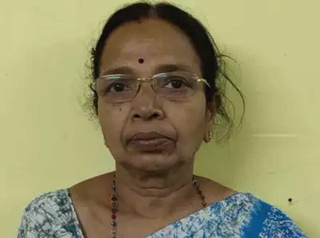 कुख्यात गुंडाच्या आईला खंडणीच्या गुन्ह्यात पोलिसांनी केली अटक