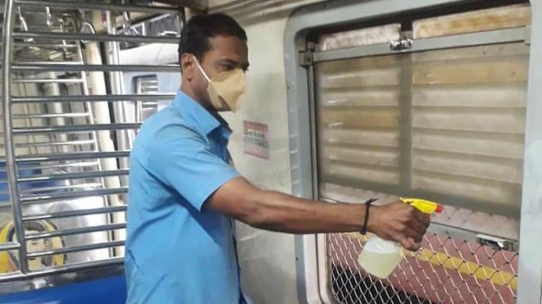 मुंबई लोकल 'अशी' केली जातेय सॅनिटाईझ मुंबई लोकल 'अशी' केली जातेय सॅनिटाईझ