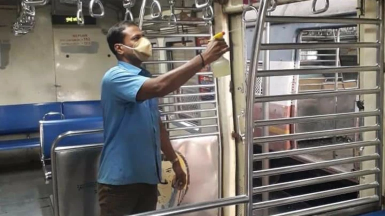 Coronavirus Updates: रेल्वे कर्मचारी साफ ठेवताहेत लोकल Coronavirus Updates: रेल्वे कर्मचारी साफ ठेवताहेत लोकल