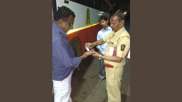 Coronavirus Updates: प्रवाशांच्या सुरक्षेसाठी सार्वजनिक वाहनांमध्ये स्वच्छता Coronavirus Updates: प्रवाशांच्या सुरक्षेसाठी सार्वजनिक वाहनांमध्ये स्वच्छता