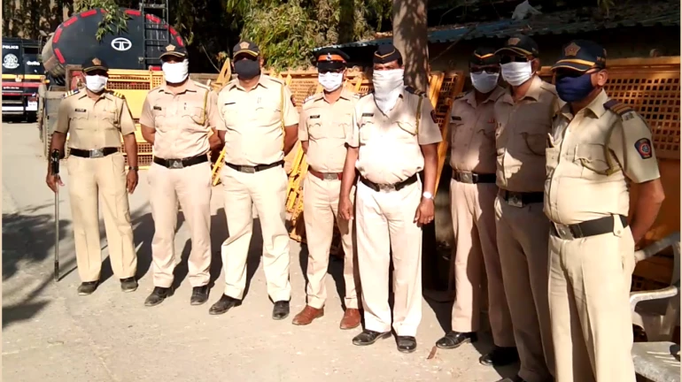 Corona virus :कोरोनाच्या धास्तीने पोलिस ही अलर्ट, ‘मास्क’ लावूनच करणार ड्युटी Corona virus :कोरोनाच्या धास्तीने पोलिस ही अलर्ट, ‘मास्क’ लावूनच करणार ड्युटी