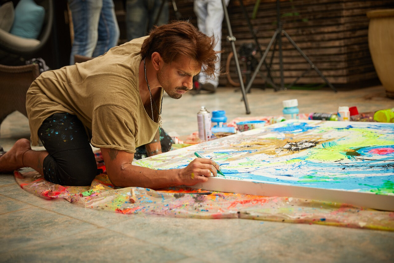 खुली हवा में पेंटिंग करते हैं करण सिंह ग्रोवर, इन्हें दिया अंदर का कलाकार जगाने का क्रेडिट