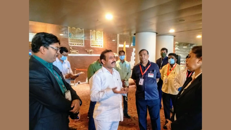 coronavirus update: महाराष्ट्रात ‘या’ पळवाटेने येताहेत कोरोनाचे रुग्ण, आरोग्यमंत्र्यांनी दिली विमानतळाला भेट